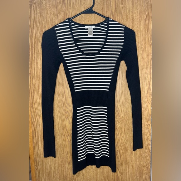 Black and white striped long sleeve shirt, from Caché. - Picture 2 of 3